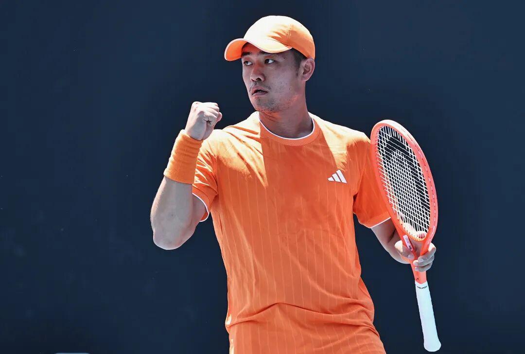 乐鱼平台-澳网正赛首轮收官日：王欣瑜93分钟打卡下班，吴易昺淘汰“击败过德约”的意大利选手