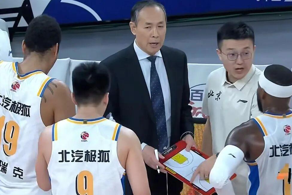 乐鱼中国官网-北京男篮下半场崩盘，上海男篮19分大胜，翟晓川12+6范子铭辣眼睛